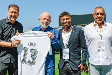 Imagem ilustrativa da imagem Lula visita campo da Neo Química Arena no Dia do Trabalho
