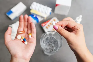 Imagem ilustrativa da imagem Maioria dos brasileiros toma remédio sem consulta médica, aponta pesquisa