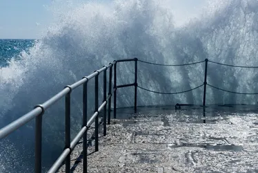 Imagem ilustrativa da imagem Marinha alerta para ondas de até 3 metros no RJ, RS, SC e litoral de SP