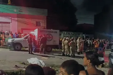 Imagem ilustrativa da imagem Micro-ônibus atinge mais de 30 pessoas em procissão e deixa 5 mortos