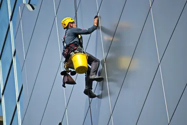Imagem ilustrativa da imagem Morador é preso após cortar corda de trabalhador que limpava prédio em Curitiba