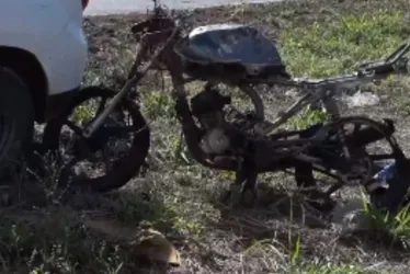 Imagem ilustrativa da imagem Moto de suspeito pega fogo após colisão com viatura da polícia na Leste-Oeste