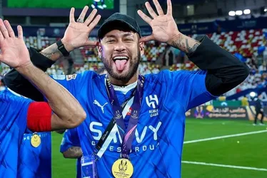 Imagem ilustrativa da imagem Neymar recebe medalha por título do Al-Hilal e brinca: 'Igual escola'