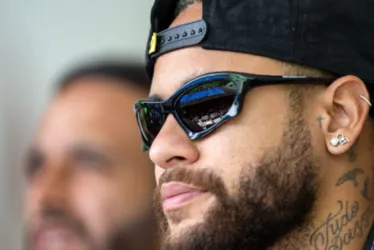Imagem ilustrativa da imagem Pai de Neymar sobre Daniel Alves: 'Para minha família, o assunto terminou'