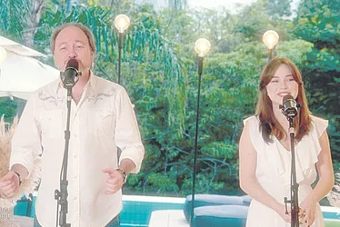 
          Imagem ilustrativa da imagem Pai e filha juntos em adoração
          