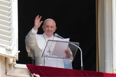 Imagem ilustrativa da imagem Papa Francisco nega boatos de renúncia e defende bênção a casais gays em livro