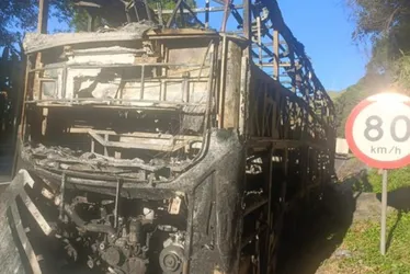 Imagem ilustrativa da imagem Passageiro fuma escondido em banheiro e causa incêndio em ônibus no RJ