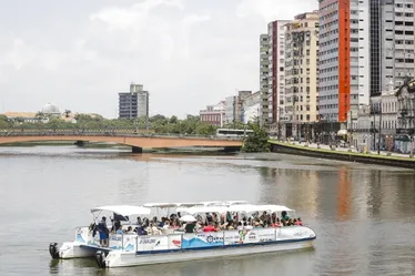 Imagem ilustrativa da imagem Passeios de Catamarã, de bicicleta e a pé com guia. Tudo de graça