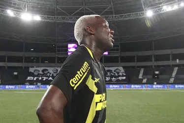 Imagem ilustrativa da imagem Patrick de Paula volta a jogar após 400 jogos e se emociona em vitória do Botafogo
