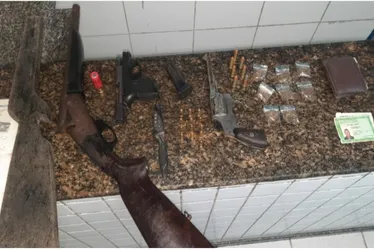 Imagem ilustrativa da imagem Polícia captura trio com armas e drogas em Brasília Teimosa