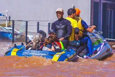 Imagem ilustrativa da imagem Porto Alegre esvazia hospital alagado e resgastes são feitos até em jet ski