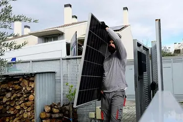 Imagem ilustrativa da imagem Preço cai e painéis solares viram cercas