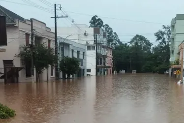 Imagem ilustrativa da imagem Prefeito no RS pede ajuda para resgatar 15 soterrados: 'Destruiu o município'