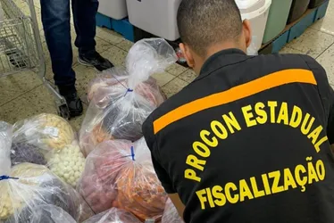 Imagem ilustrativa da imagem Procon apreende 900 quilos de produtos impróprios em supermercado no ES