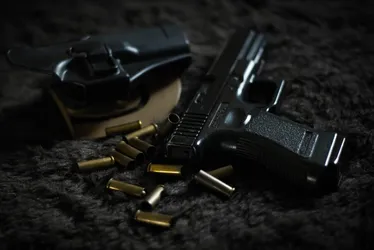 Imagem ilustrativa da imagem MPES denuncia 29 investigados por vender armas em grupo de mensagens por aplicativo