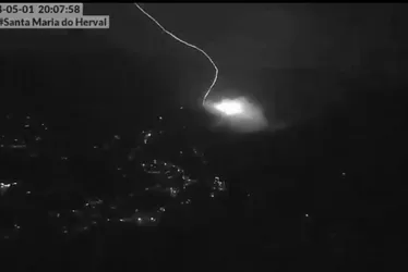 Imagem ilustrativa da imagem Queda de raio causa explosão e afeta energia de município no RS