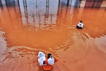 Imagem ilustrativa da imagem 'Resgate urgente': moradores de cidades gaúchas pedem ajuda pelas redes sociais