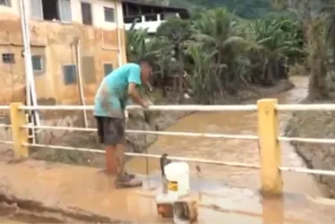 Imagem ilustrativa da imagem Sem água potável, moradores usam água do rio para limpar lojas em Mimoso do Sul