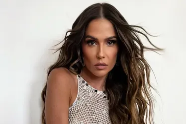 Imagem ilustrativa da imagem 'Sou mais do romance, do envolvimento', diz Deborah Secco em podcast