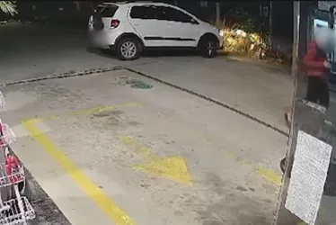 Imagem ilustrativa da imagem Suspeito ameaça clientes e rouba carro em posto de combustível na Serra