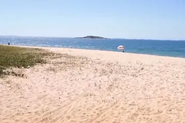 Imagem ilustrativa da imagem Suspeito é preso após usar caco de vidro para assaltar jovens na Praia de Itaparica