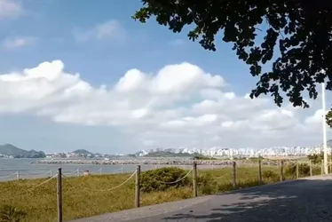 Imagem ilustrativa da imagem Suspeitos são presos após assaltarem ciclista na orla de Camburi