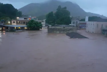 Imagem ilustrativa da imagem Temporal provoca alagamentos e estragos em cidades do Sul do ES