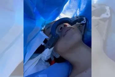 Imagem ilustrativa da imagem VÍDEO | Adolescente canta durante cirurgia cerebral em hospital de Vitória