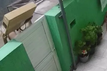 Imagem ilustrativa da imagem VÍDEO | Entregador joga televisão por cima de portão de casa