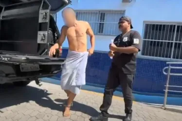 Imagem ilustrativa da imagem VÍDEO | Foragido da Justiça invade casas completamente nu em Vila Velha