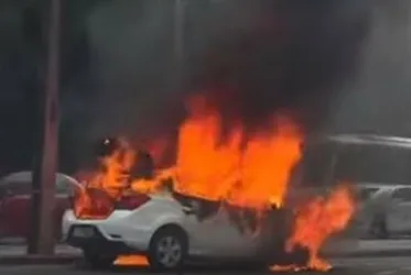 Imagem ilustrativa da imagem VÍDEO: Carro é completamente destruído pelo fogo em rua movimentada do Recife