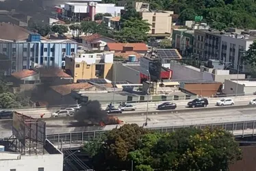 Imagem ilustrativa da imagem VÍDEOS | Carro pega fogo e interdita Terceira Ponte