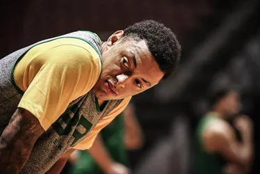 Imagem ilustrativa da imagem Yago, da seleção brasileira de basquete, sofre fratura em jogo da Euroliga