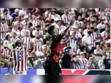 Imagem ilustrativa da imagem Náutico x Sport tem briga com a PM e duas invasões do mesmo torcedor no gramado