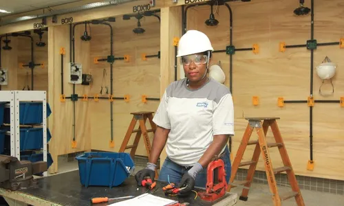 
          Imagem ilustrativa da imagem 1.500 vagas para mulher que quer trabalhar na indústria
          