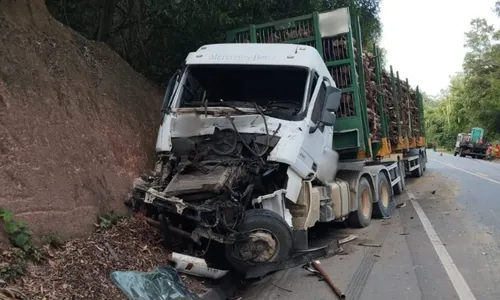 
          Imagem ilustrativa da imagem Acidente com dois caminhões e uma carreta interdita BR-101 no ES
          