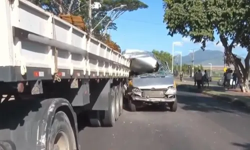 
          Imagem ilustrativa da imagem Acidente entre van escolar e carreta deixa feridos na Serra
          