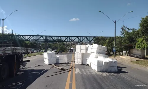 
          Imagem ilustrativa da imagem Acidente interdita parcialmente a BR-101 em São Mateus
          