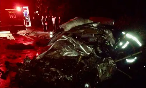 
          Imagem ilustrativa da imagem Acidente na BR-101 deixa cinco mortos no ES
          