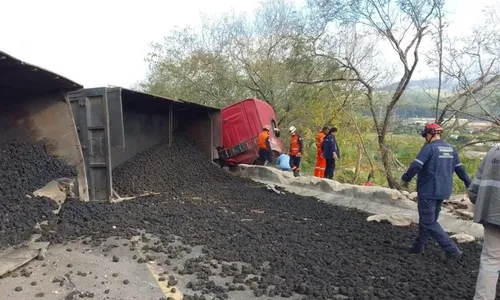 
          Imagem ilustrativa da imagem Acidentes causam interdição total em duas rodovias federais no ES
          