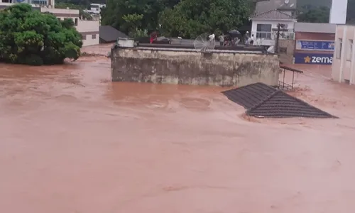 
          Imagem ilustrativa da imagem Água atinge segundo andar de casas e moradores sobem no telhado em Mimoso do Sul
          