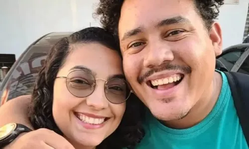 
          Imagem ilustrativa da imagem Após flerte de Buda e Pitel, mulher rasga fotos, faz mala e diz que vai apoiar Davi
          