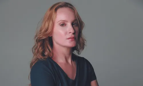 
          Imagem ilustrativa da imagem Atriz desabafa: “A maternidade precoce me afastou do meu grande sonho”
          