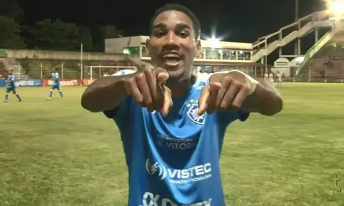 
          Imagem ilustrativa da imagem Autor de dois gols pelo Vitória, artilheiro da classificação dedica gols para a mãe
          