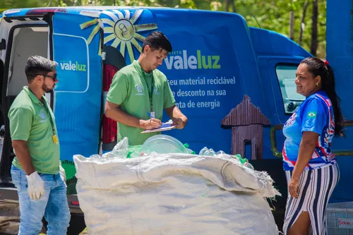 
          Imagem ilustrativa da imagem Bairro da Várzea ganha ponto de troca de recicláveis por descontos na conta de luz
          