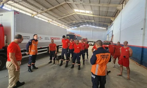 
          Imagem ilustrativa da imagem Bombeiros do ES vão ajudar nas buscas por desaparecidos após chuva no RS
          