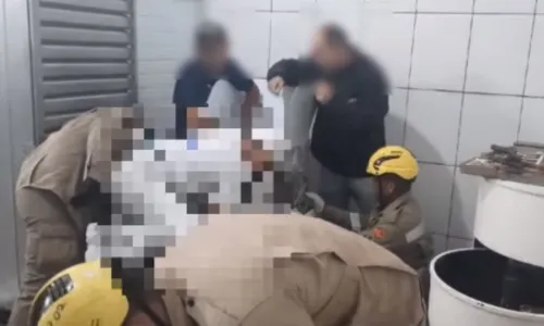 
          Imagem ilustrativa da imagem Bombeiros precisam cortar máquina no meio após padeiro ficar com mão presa
          
