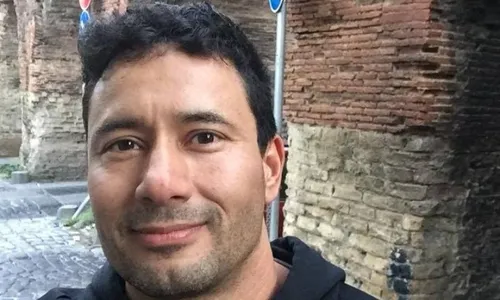 
          Imagem ilustrativa da imagem Brasileiro que morou de graça em hotel de Nova Iorque acumula histórias improváveis
          