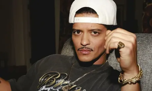 
          Imagem ilustrativa da imagem Bruno Mars vira alvo de críticas ao divulgar turnê de Chris Brown
          