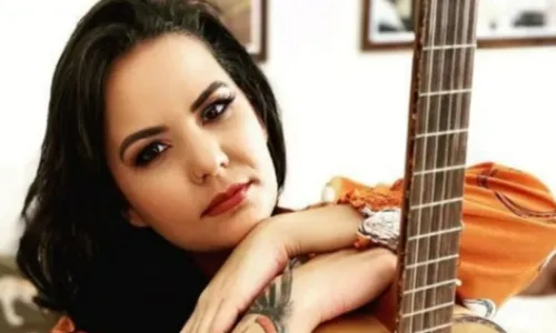 
          Imagem ilustrativa da imagem Cantora sertaneja morre ao capotar carro em rodovia no interior de SP
          